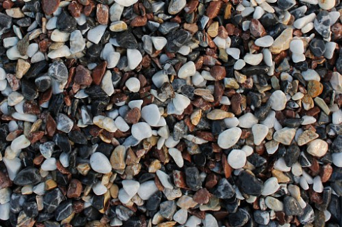 Kamenclub.ru: Мраморная крошка (щебень крошка микс : белый-черный-розовый) фр. 5-10 мм.  купить в Махачкале мрамор белый, черный, розовый, разноцветный микс декоративная мраморная каменная крошка 12000 руб/т   фото КАМЕНЬ КЛУБ