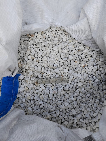 Kamenclub.ru: Мраморная крошка, щебень, цвет-белый, фр. 10-20 мм.  купить в Махачкале мрамор белый, молочный айвори каменная ландшафтная декоративная крошка шебня 12000 руб/т   фото КАМЕНЬ КЛУБ
