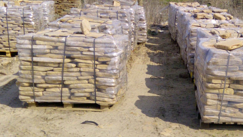 Kamenclub.ru: Песчаник пластушка галтованный желтый с рисунком (3 см)  купить в Махачкале плитняк - пластушка желтый песчаник 21000 руб/м3   фото КАМЕНЬ КЛУБ