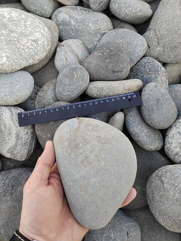 Kamenclub.ru: Галька речная плоская (серо-белая) фр. 70-120 мм. купить  в Махачкале галька галечник речной серый, белый окатанная плоская  природная галька 9000 руб/т   фото КАМЕНЬ КЛУБ