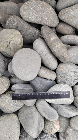 Kamenclub.ru: Галька речная окат (темно-серая) фр. 70-150 мм. купить  в Махачкале галька речная темно-серая, синяя, серая речная галька округлая  8000 руб/т   фото КАМЕНЬ КЛУБ