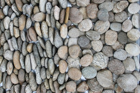 Kamenclub.ru: Галька речная плоская (серо-белая) фр. 70-120 мм. купить  в Махачкале галька галечник речной серый, белый окатанная плоская  природная галька 9000 руб/т   фото КАМЕНЬ КЛУБ