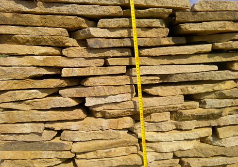 Kamenclub.ru: Песчаник пластушка желтый с разводом под дерево (2 см)  купить в Махачкале плитняк желтый с разводами, желтый, рыжий, серый песчаник пластушка рваная ландшафтная 11 000 руб/м3   фото КАМЕНЬ КЛУБ