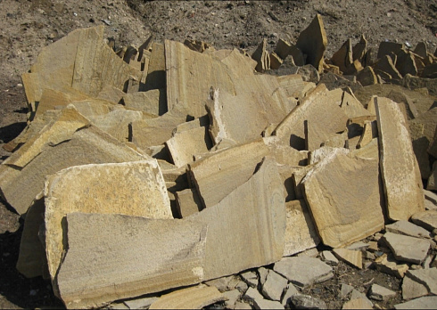 Kamenclub.ru: Форматный камень (плаха) пошаговая дорожка от 70-150 см (4 -12 см)  купить в Махачкале плитняк  форматный плаха желтый песчаник 9 000 руб/т   фото КАМЕНЬ КЛУБ