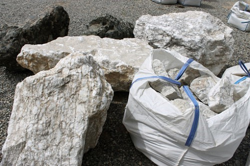 Kamenclub.ru: Мраморизированный известняк фр. 100-500 мм.  купить в Махачкале известняк серый белый темно-серый сероватый валун природного образования окатанный 10500 руб/т   фото КАМЕНЬ КЛУБ