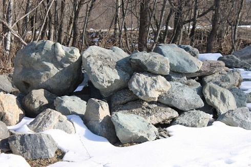 Kamenclub.ru: Гранит скальник (серо-зеленый) фр. 500-1500 мм.  купить в Махачкале гранит мрамор  серый зеленый темно-серый глыба скальная колотая ландшафтная 7 500 руб/т   фото КАМЕНЬ КЛУБ