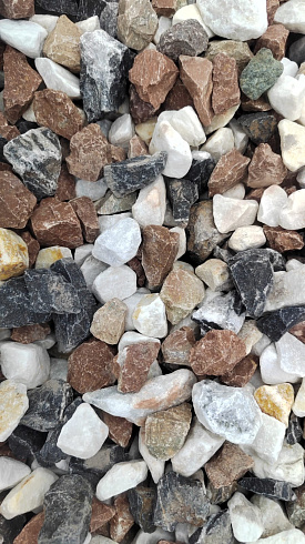 Kamenclub.ru: Мраморная крошка (щебень крошка микс : белый-черный-розовый) фр. 20-40 мм.  купить в Махачкале мрамор белый, черный, розовый декоративная ландшафтная крошка 12000 руб/т   фото КАМЕНЬ КЛУБ
