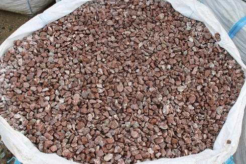 Kamenclub.ru: Мраморная крошка (щебень галтованный розовый) фр.10-20 мм.  купить в Махачкале мрамор розовый, красный ландшафтный декоративный окатанный округлый щебень 15000 руб/т   фото КАМЕНЬ КЛУБ