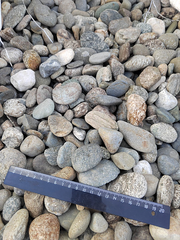 Kamenclub.ru: Галька речная окат (пестрая) фр. 20-40 мм. купить  в Махачкале галька речная пестрая, серая, серые оттенки галька речная окатанная округлая 5000 руб/т   фото КАМЕНЬ КЛУБ