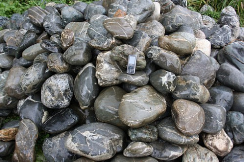 Kamenclub.ru: Валунчик Паутинник фр.100-300 мм  купить в Махачкале крупный природный камень галечник темно-серый с прожилками белый черный речной валунчик 5000 руб/т   фото КАМЕНЬ КЛУБ