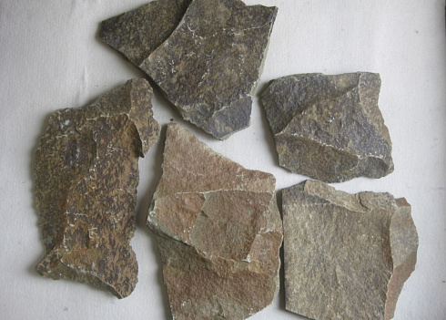 Kamenclub.ru: Песчаник пластушка "фонтанка" серо-зеленая (3,0-5,0 см)  купить в Махачкале песчаник серо-зеленая колотые плитки облицовочные пластушки 11400 руб/м3   фото КАМЕНЬ КЛУБ