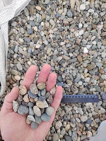 Kamenclub.ru: Галька речная окат (серая) фр.10-20 мм купить  в Махачкале галька речная серая, серый, темно-серый, светло-серый, коричневый ландшафтная декоративная речная окатанная округлая галька 5000 руб/т   фото КАМЕНЬ КЛУБ
