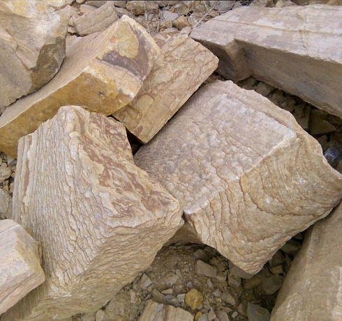 Kamenclub.ru: Песчаник пластушка желтый с рисунком (7-15 см)  купить в Махачкале плитняк - пластушка - бут желтый песчаник 10200 руб/м3   фото КАМЕНЬ КЛУБ