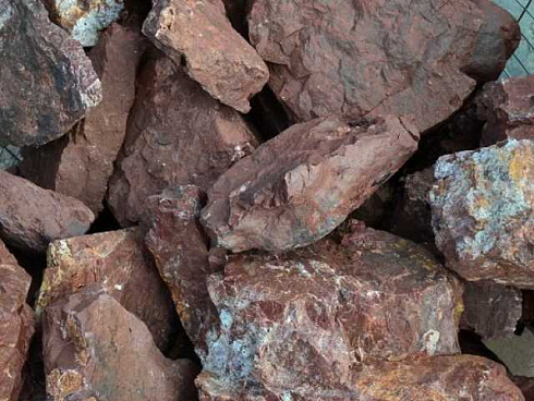 Kamenclub.ru: Щебень крошка красный (ЯШМА) фр. 20-40 мм.  купить в Махачкале яшма красный, бордовый декоративный ландшафтный щебень 9000 руб/т   фото КАМЕНЬ КЛУБ