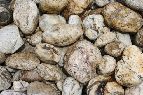 Kamenclub.ru: Кварцевый валунчик фр.100-300 мм.  купить в Махачкале кварц белый, бежевый молочный рыжий крупный природный камень галечник 7850 руб/т   фото КАМЕНЬ КЛУБ