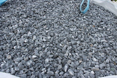 Kamenclub.ru: Щебень галтованный черный (мрамор) фр.10-20 мм.  купить в Махачкале мрамор черный с белыми прожилками, черный, белый окатанный округлый ландшафтный декоративный щебень 15000 руб/т   фото КАМЕНЬ КЛУБ