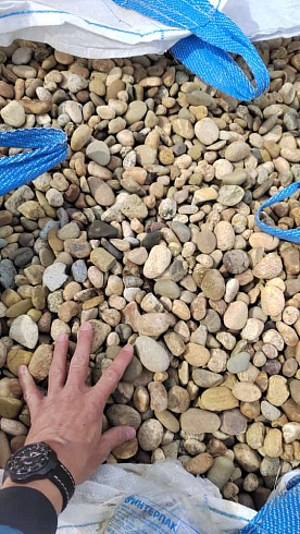 Kamenclub.ru: Галька речная окат рыжая фр. 20-40 мм. купить  в Махачкале галька речная окатанная рыжая желтая серая округлая речная галька 5000 руб/т   фото КАМЕНЬ КЛУБ