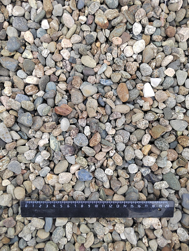 Kamenclub.ru: Галька речная окат (серая) фр.10-20 мм купить  в Махачкале галька речная серая, серый, темно-серый, светло-серый, коричневый ландшафтная декоративная речная окатанная округлая галька 5000 руб/т   фото КАМЕНЬ КЛУБ