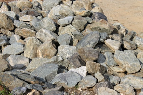 Kamenclub.ru: Гранит скальник (серо-зеленый) фр. 100-500 мм.  купить в Махачкале гранит зеленый, серый, салатовый крупный ландшафтный валун 6 000 руб/т   фото КАМЕНЬ КЛУБ