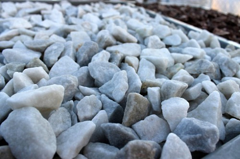 Kamenclub.ru: Мраморная крошка, щебень, цвет-белый,  фр. 20-40 мм.  купить в Махачкале мрамор белый молочный слоновая кость айвори  мраморная крошка ландшафтная 12000 руб/т   фото КАМЕНЬ КЛУБ