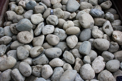 Kamenclub.ru: Темно-серый валунчик фр.100-300 мм.  купить в Махачкале крупный природный камень серый, темно-серый, светло-серый речная галька большого размера окатанная 4500 руб/т   фото КАМЕНЬ КЛУБ