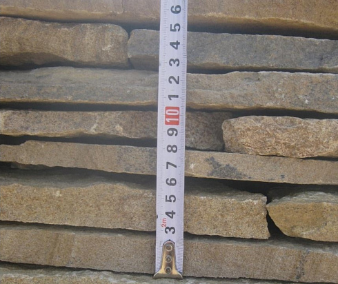 Kamenclub.ru: Песчаник пластушка желтый с разводом под дерево (2 см)  купить в Махачкале плитняк желтый с разводами, желтый, рыжий, серый песчаник пластушка рваная ландшафтная 11 000 руб/м3   фото КАМЕНЬ КЛУБ