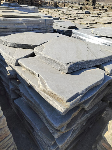 Kamenclub.ru: Песчаник пластушка галтованная светло-серая (3,0 см)  купить в Махачкале песчаник светло-серый, серый ландшафтный камень рваный колотый 21000 руб/м3   фото КАМЕНЬ КЛУБ