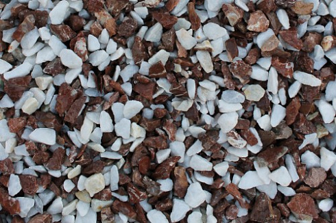 Kamenclub.ru: Мраморная крошка (щебень крошка микс : белый-черный-розовый) фр. 20-40 мм.  купить в Махачкале мрамор белый, черный, розовый декоративная ландшафтная крошка 12000 руб/т   фото КАМЕНЬ КЛУБ