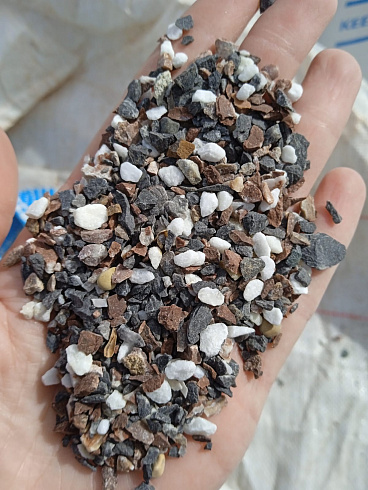 Kamenclub.ru: Мраморная крошка (щебень галтованный микс:: белый-черный) фр.5-10 мм  купить в Махачкале мрамор белый, черный, молочный, серый галтовка мраморная окатанная декоративная ландшафтная 15500 руб/т   фото КАМЕНЬ КЛУБ