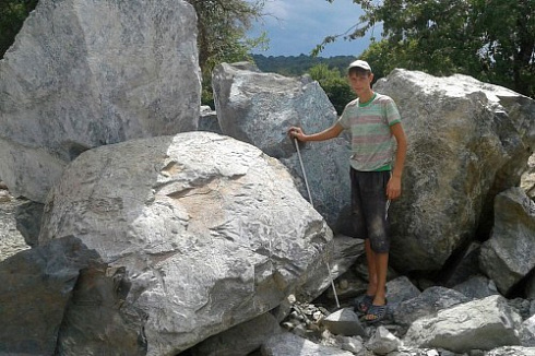 Kamenclub.ru: Змеевик скальник фр. 500-1500 мм.  купить в Махачкале змеевик зеленый серый черный глыба скальная колотая 7500 руб/т   фото КАМЕНЬ КЛУБ