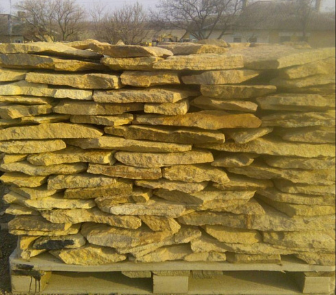 Kamenclub.ru: Песчаник пластушка "фонтанка" желтая (3,0 - 5,0 см)  купить в Махачкале песчаник желтая, рыжий, желтый песчаник колотый рваный со сколом облицовочный 16200 руб/м3   фото КАМЕНЬ КЛУБ