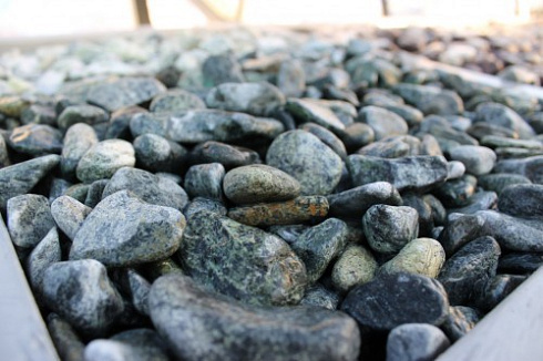 Kamenclub.ru: Щебень галтованный зеленый (змеевик) фр. 20-40 мм.  купить в Махачкале мрамор зеленый, салатовый оголтованный щебень мраморный 12500 руб/т   фото КАМЕНЬ КЛУБ