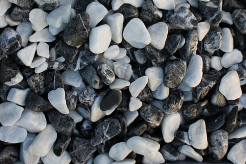 Kamenclub.ru: Мраморная крошка (щебень галтованный микс:: серый-зеленый-розовый) фр.10-20 мм.  купить в Махачкале мрамор серый, зеленый, розовый щебень окатанный округлый декоративный ландшафтный 15500 руб/т   фото КАМЕНЬ КЛУБ