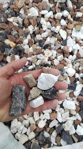 Kamenclub.ru: Мраморная крошка (щебень крошка микс : белый-черный-розовый) фр. 20-40 мм.  купить в Махачкале мрамор белый, черный, розовый декоративная ландшафтная крошка 12000 руб/т   фото КАМЕНЬ КЛУБ