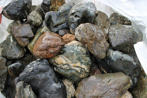 Kamenclub.ru: Ландшафтные валунчики фр.100-500 мм.  купить в Махачкале крупный природный камень серый, темно-серый, светло-серый речной валун крупный 4800 руб/т   фото КАМЕНЬ КЛУБ