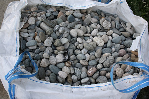 Kamenclub.ru: Галька речная окат (серая) фр.40-60 мм купить  в Махачкале галька речная серый бежевый рыжий коричневый округлый речной камень 5000 руб/т   фото КАМЕНЬ КЛУБ
