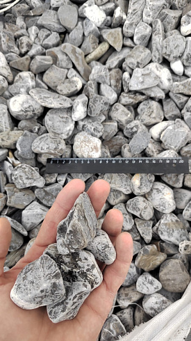 Kamenclub.ru: Щебень галтованный черный (мрамор) фр.40-70 мм.  купить в Махачкале мрамор черный с белыми прожилками, черный, белый щебень галтованный округлый 13500 руб/т   фото КАМЕНЬ КЛУБ