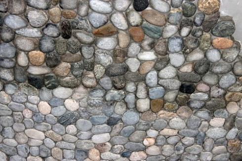 Kamenclub.ru: Галька речная плоская (ассорти) фр. 70-150 мм. купить  в Махачкале галька галечник серый белый темно-серый синий светло-серый плоская природная галька  9000 руб/т   фото КАМЕНЬ КЛУБ