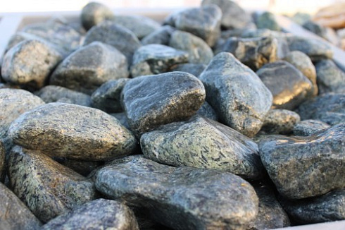 Kamenclub.ru: Щебень галтованный зеленый (змеевик) фр. 50-100 мм.  купить в Махачкале галтовка мраморная зеленый, салатовый мрамор 12 500 руб/т   фото КАМЕНЬ КЛУБ