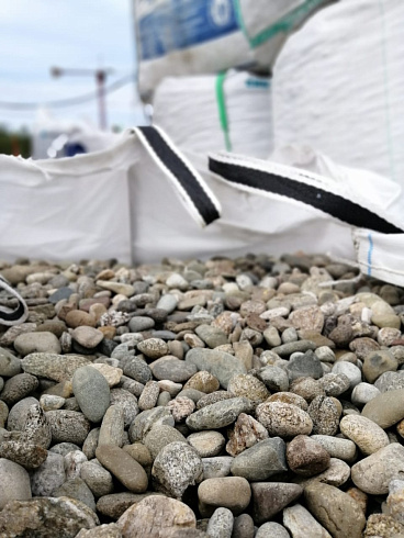 Kamenclub.ru: Галька речная окат (пестрая) фр. 20-40 мм. купить  в Махачкале галька речная пестрая, серая, серые оттенки галька речная окатанная округлая 5000 руб/т   фото КАМЕНЬ КЛУБ