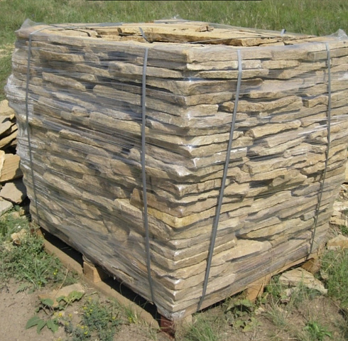 Kamenclub.ru: Песчаник пластушка желтый с рисунком (3 см)  купить в Махачкале песчаник желтый с рисунком, рыжий, желтый песчаник пластушка ландшафтная рваная 8 500 руб/м3   фото КАМЕНЬ КЛУБ