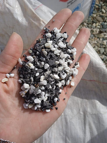 Kamenclub.ru: Мраморная крошка (щебень галтованный микс:: белый-черный) фр.5-10 мм  купить в Махачкале мрамор белый, черный, молочный, серый галтовка мраморная окатанная декоративная ландшафтная 15500 руб/т   фото КАМЕНЬ КЛУБ