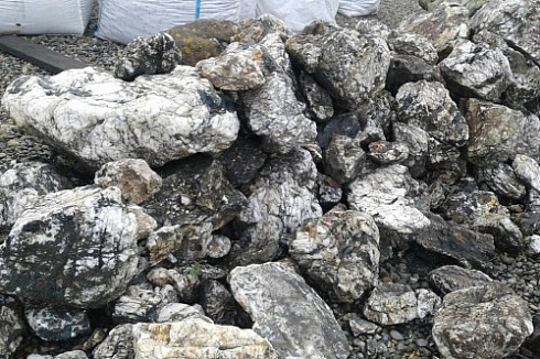 Kamenclub.ru: Черный гранит - кварцит фр. 500-1000 мм.  купить в Махачкале гранит кварцит черный серый белый скальный колотый валун 9750 руб/т   фото КАМЕНЬ КЛУБ