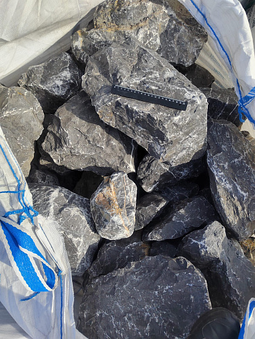 Kamenclub.ru: Черный мрамор скальник фр. 100-500 мм.  купить в Махачкале мрамор черный белый серый крупный колотый валун ландшафтный 8500 руб/т   фото КАМЕНЬ КЛУБ