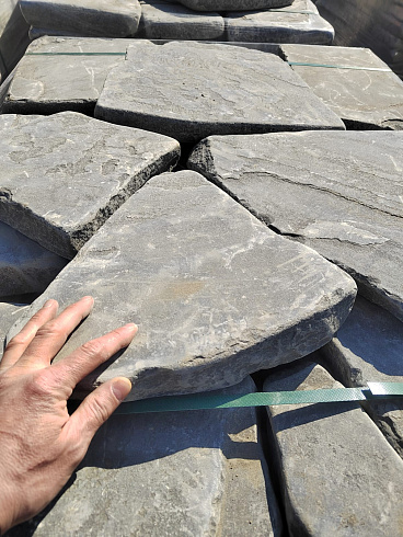 Kamenclub.ru: Песчаник пластушка светло-серый (4,0 - 6,0 см)  купить в Махачкале плитняк - пластушка светло-серый песчаник 12600 руб/м3   фото КАМЕНЬ КЛУБ