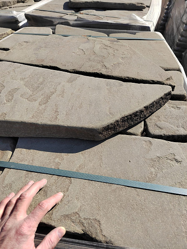 Kamenclub.ru: Песчаник пластушка галтованная серо-зеленая (3,0 см)  купить в Махачкале песчаник серо-зеленый песчаник 18000 руб/м3   фото КАМЕНЬ КЛУБ