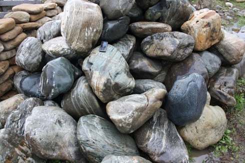 Kamenclub.ru: Речной валун Кабанчик фр.300-500 мм.  купить в Махачкале крупный природный камень галька серый, темно-серый речной валун галечник масштабный 7000 руб/т   фото КАМЕНЬ КЛУБ