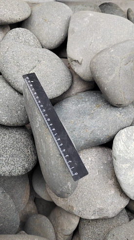 Kamenclub.ru: Галька речная плоская (темно-серая) фр. 70-150 мм. купить  в Махачкале галечник природный темно-серый серый синий речная плоская природная окатанная  9000 руб/т   фото КАМЕНЬ КЛУБ