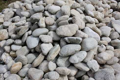 Kamenclub.ru: Бело-серый валунчик фр.100-300 мм.  купить в Махачкале крупный камень для ландшафта серый, белый бело-серый валун крупная галька 4500 руб/т   фото КАМЕНЬ КЛУБ