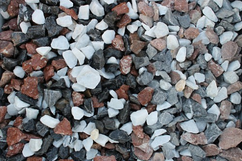 Kamenclub.ru: Мраморная крошка (щебень крошка микс : белый-черный-розовый) фр. 20-40 мм.  купить в Махачкале мрамор белый, черный, розовый декоративная ландшафтная крошка 12000 руб/т   фото КАМЕНЬ КЛУБ